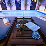 Charming In With Private Pool - 66 M² Lägenhet *