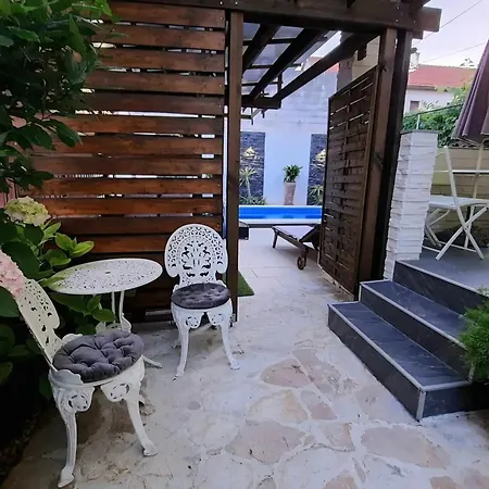 Charming In With Private Pool - 66 M² Zara