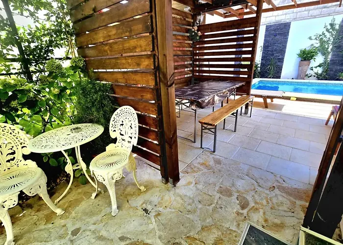 Charming In With Private Pool - 66 M² Zara